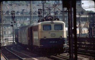 Stuttgart Hbf. Gleis 3 Lok 110 207 E Güterwagen UIC-X-Gepäckwagen