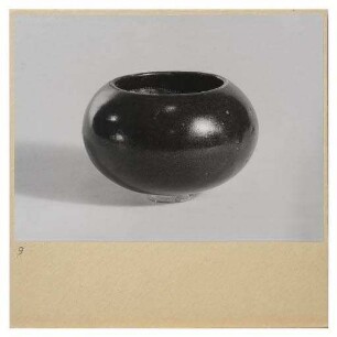 Kugelförmige Vase mit kleinem Fussrand (Werkbundkiste Vasen, Bildtafel)