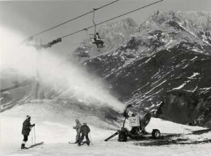 Schneekanone im Einsatz, Dolomiten