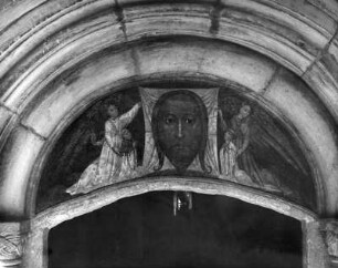 Tympanon mit Darstellung zweier Engel mit Schweißtuch der Veronika