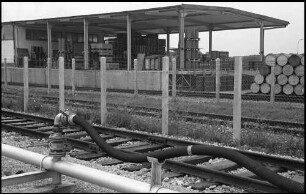 Freiburg: Lagerschuppen, Vordergrund Schiene, Gleis