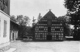 Giebel des Stallgebäudes : Blick auf den Fachwerkgiebel des Stallgebäudes des Gestüts