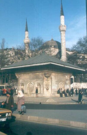 Istanbul. Üsküdar-Brunnen an der Landbrücke auf dem Üsküdar-Platz