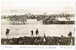 Kaiserparade des Regiments 1885, Vorbereitung auf dem langen Feld bei Ludwigsburg, Dragoner zu Pferd und zu Fuss in Reihe aufgestellt, im Vordergrund Zivilbevölkerung