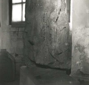 Pegauer Grenzstein. Sandstein. Um 920. Teilansicht. Dresden: Palais im Großen Garten [Altertumsmuseum]