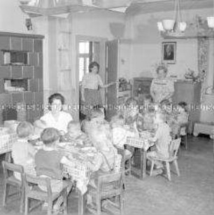 Schulkinder der LPG "W. I. Lenin" Marzahna beim Mittagessen