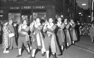 Basel (Schweiz): Barfüsserplatz; Flöter-Clique in historischer Tracht
