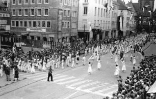 Freiburg: Festzug der Turner; Festzug an der Kreuzung Bertoldsbrunnen
