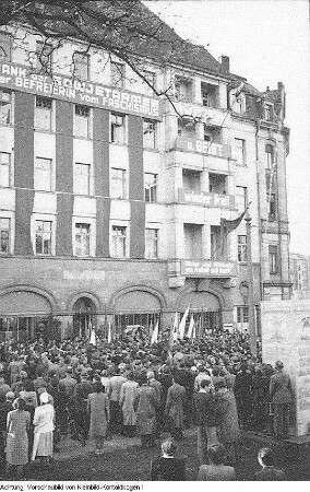 Dresden, Fritz-Heckert-Platz (Wettiner Platz), Enthüllung einer Gedenktafel zur Erinnerung an die Bücherverbrennung am 8. März 1933 auf dem Platz am Tag des freien Buches durch Hermann Matern, 10. Mai 1948