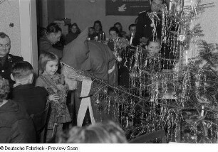 Weihnachtsmann während der Bescherung