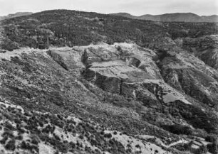Berghänge : Blick auf die von Erosionsrissen zerklüftetetn Hänge, die Landschaft des Nationalparks ist geprägt von Macchie und Getreidefeldern.