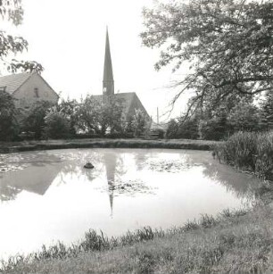 Colditz-Lastau. Dorfteich gegen Dorfkirche Lastau
