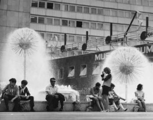 Dresden. Wasserspiel von Leonie Wirth auf der Prager Straße, mit Passanten