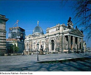 Ausstellungsgebäude des Sächsischen Kunstvereins : Ausstellungsgebäude des Sächsischen Kunstvereins gegen Coselpalais und eingerüstete Frauenkirche