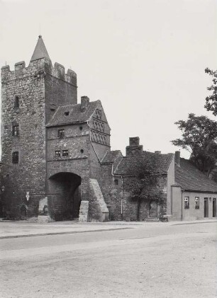 Naumburg (Saale), Marientor, Turm und inneres Trhaus von Südosten, Stadtseite
