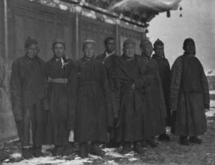 Gruppenportrait : Portrait einer Gruppe von Männern aus Zentralasien, vermutlich Mönche, im Tian Shan Hochgebirge