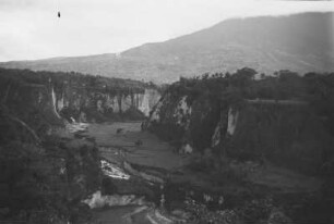 Karbouwetgat-Schlucht : Berglandschaft mit einer begrünten Schlucht