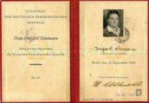 Dienstausweis als Mitglied des Staatsrates von Irmgard Neumann, handsigniert von Walter Ulbricht
