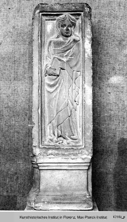 Fragment eines Eckpfeilers mit Heiligem und vegetabilem Ornament