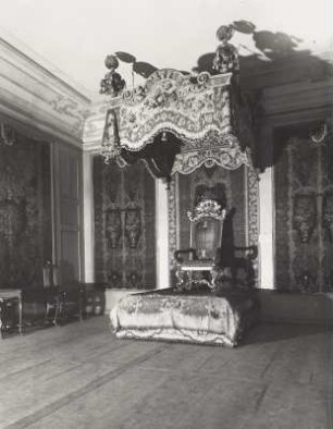 Schloss Moritzburg, Federzimmer : Moritzburg. Jagdschloss Moritzburg, Federzimmer mit Prunkbett und Thronsessel Augusts des Starken (1718/1719, wohl B. Thomaes oder C. Kirchner)