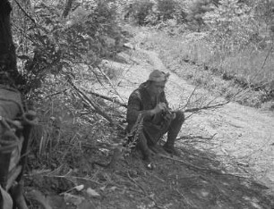 Bergführer und Lastenträger des Fotografen im Akaishi-Gebirge : Bergführer und Lastenträger im Akaishi-Gebirge. Während einer Rast