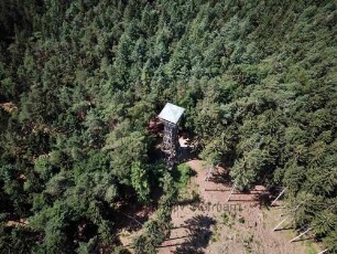 Hahnheide: Luftbild Richtung Süd-West: mittig Aussichtsturm "Langer Otto"