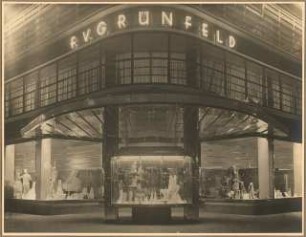 Geschäftsräume F.V. Grünfeld am Kurfürstendamm, Berlin-Charlottenburg Umbau: Aussenaufnahme zentraler Blick auf den Eingangsbereich zu den Verkaufsräumen bei Nacht mit Beleuchtung