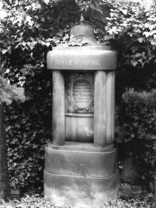Grabmal der Familie Nerrettig. Sandstein (nach 1918). Dresden-Kaditz, Altkaditzer Kirchhof