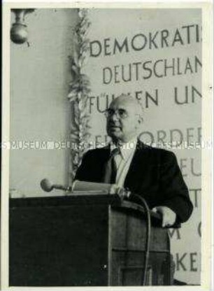 Johannes R. Becher spricht auf der ersten Bundeskonferenz des Kulturbundes
