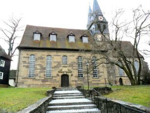 Kirche von Süden - Chor Gotisch 15 Jh - Kirchtürme Romanisch 12 Jh sowie Langhaus (Neubau Jahr 1723) - im 19 Jh verändert - in Übersicht