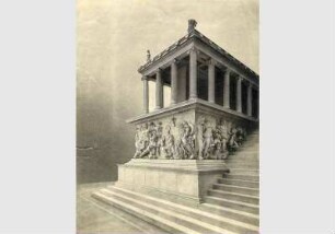Blick auf den Pergamonaltar im Pergamonmuseum
