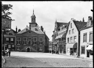 Vlaardingen, Niederlande. Rathaus. Straßenbild