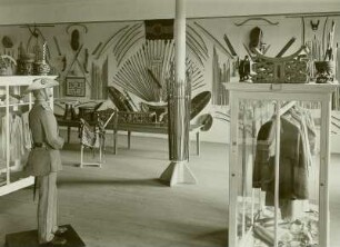 Dresden, Sächsisches Armeemuseum, Raumaufnahme der Kolonialabteilung (im Vordergrund ein Soldat der 2. Kompanie (Kgl. Sächs. I. Bataillon) des 2. ostasiatischen Feldregiments 1900 in China