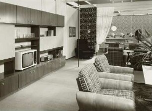 Anbauwand : Ausstellungskojen mit Wohnzimmermöbeln (1975; VEB Möbelkombinat Zeulenroda-Triebes (ZEUTRIE)). Anbauwände; und Sitzgruppen