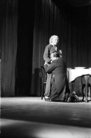 Berlin: Kabarett der Komiker; Marianne Stanior und Curt Ackermann im Sketch: "Der Tisch ist gedeckt"