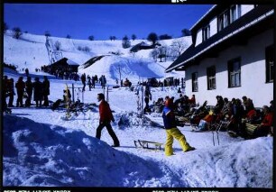 Hofsgrund: sonnende Leute an der Hüte