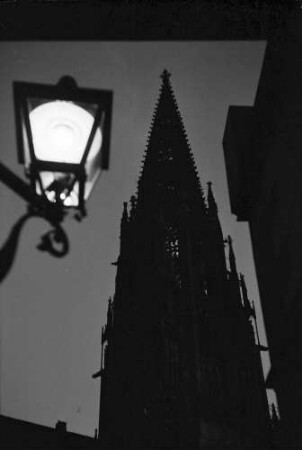 Freiburg: Münsterturm aus der Gasse am Kornhaus, mit Laterne