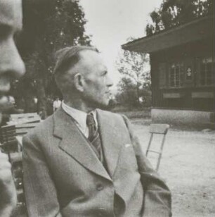 Der Fotograf Berthold Kegebein : Der Fotograf Berthold Kegebein im Biergarten des Klubhauses am Güstrower Inselsee