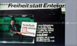 Anachronistischer Zug, Bonn am 5. Oktober 1980 - Demonstranten im LKW mit Transparenten "Mit uns für Freiheit statt Enteignung" (Ausschnitt)