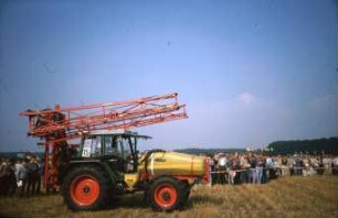 Fotografie: Gartenbautechnik-Freiland, Pflanzenschutz, Feldspritze angebaut