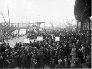 KDF-Reisende nach Madeira im Hamburger Hafen