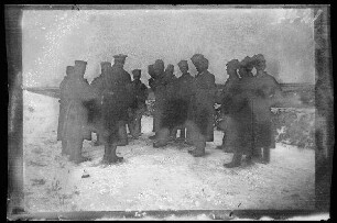 bei Illawcze (=Ilavche, Ukraine) an der Verkehrsstelle: Russische Soldaten und Offiziere ("Unteroffiziere und Mannschaften vom Regiment Ismailowski") auf einer verschneiten Landstraße