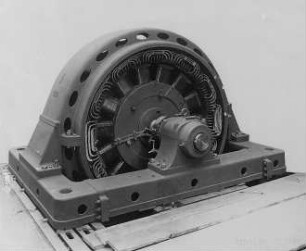 Großer Drehstromgenerator : Technikgeschichte | Physik | Elektrizität | Elektromagnet und Elektromotor