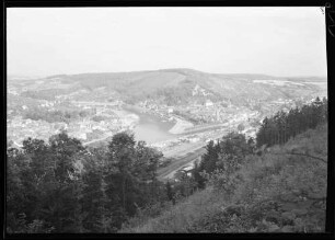 Blick auf Bahnhofsgelände, Mainspitze, Innenstadt und Burg Richtung Taubertal und alte Mainbrücke