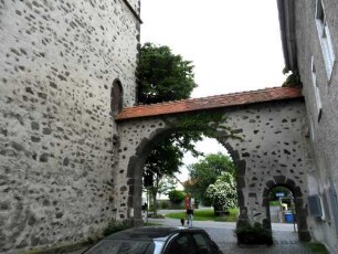 Glockenturm (ehem Stadtmauer-Wehrturm) - Ansicht im Osten mit ehemaligem Tor (einst Kammertor-nur Außenbogen erhalten) und Stadtmauer (Wehrgang abgetragen)