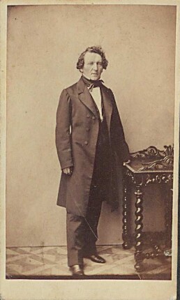 Emil Leisler, stehend