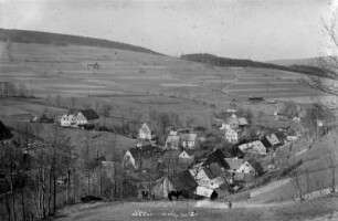 Ortsansicht Mitteldorf : li.: Teilansicht Kirche, re. Mitte: das Freibad auf der Gulus-Wiese