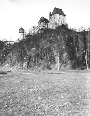 Burgk. Schloß (Baubeginn 15. Jh., Ostflügel E. 16. Jh., Um- und Ausbau 18./19. Jh.). Ansicht von Südwest aus dem Saaletal