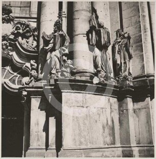 Figurengruppe an der Westfassade der Klosterkirche Grüssau