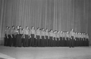Nationales Kulturensemble der DDR : Auftritt eines Chores